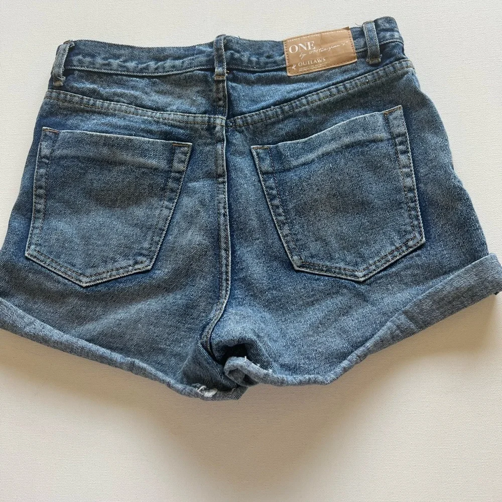 One Teaspoon x Free‎ People Women's 26 Jean Shorts Outlaws Distressed High Rise